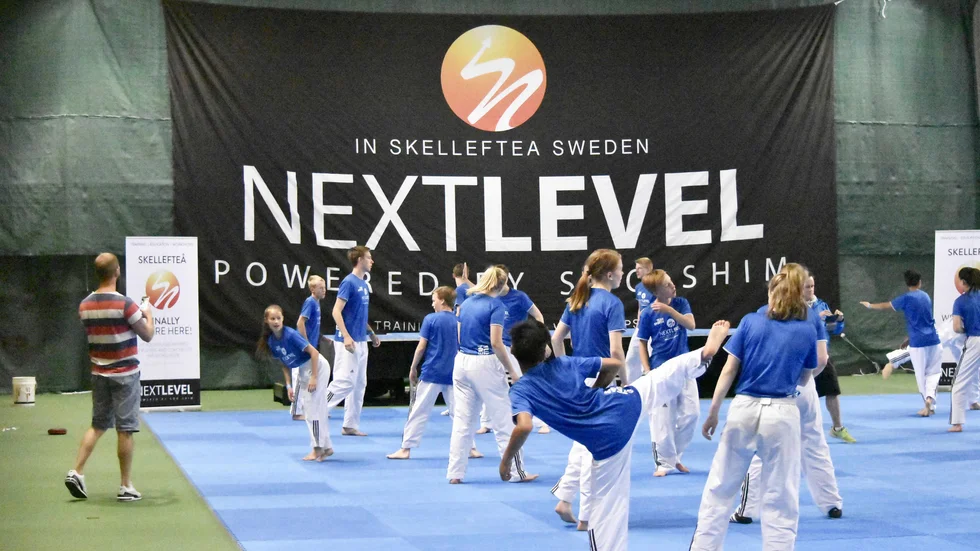 Talangsamling. Den första upplagan av Next Level Camp lockar en hel del unga utövare. Här värmer de upp inför fredagens pass i tennishallen. Foto: Samuel Söderlund.