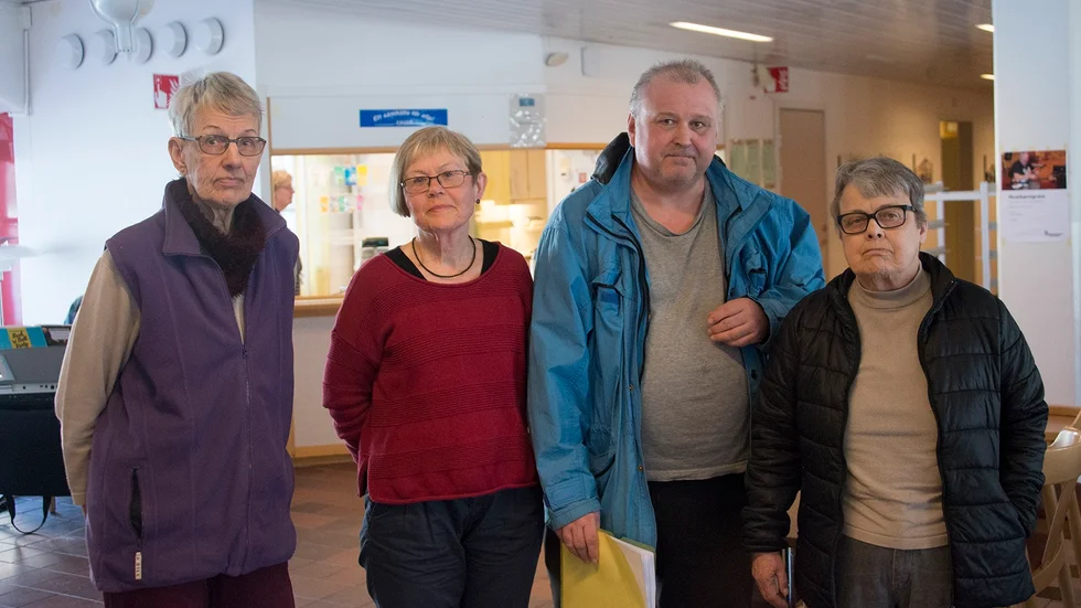 Ifrågasätter. Molly Mattsson, Hjördis Eklund, Robert Lundin och Margret Karlsson undrar vad Region Norrbotten håller på med. ”Det är bedrövligt hur de hanterar det här”, säger Margret Karlsson.