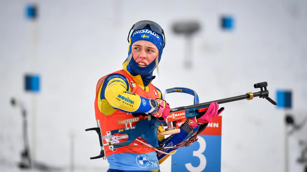 Elvira Öberg under inskjutning till en av helgens tävlingar i Östersund.