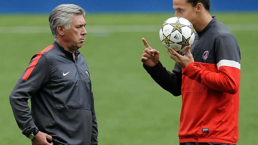 Zlatan Ibrahimovic avslöjar i sin nya självbiografi att han var ytterst nära att återförenas med tränaren Carlo Ancelotti i Napoli, men då fick Ancelotti sparken. Här ses de tillsammans under tiden i Paris Saint-Germain. Arkivbild.