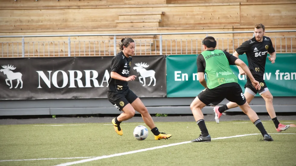 Bolltrollare. Offensivt spelskickliga Daniel Ålund övertygade på sitt provspel med Skellefteå FF i veckan. Foto: Kent Vikström.