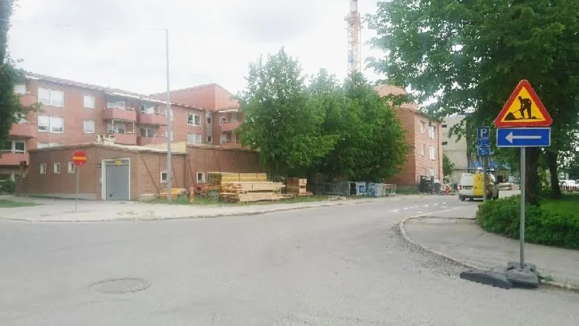 ”Här hänvisar kommunen trafiken in på en enkelriktad gata”, skriver tipsaren som vill uppmärksamma om skylten i korsningen Strandgatan/Köpmangatan. Foto: Privat