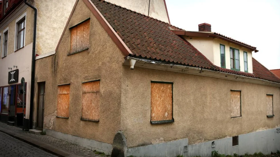 En fastighet på S:t Hansgatan har sedan lång tid skivor för fönstren och anmälaren oroar sig för historiska målningar.