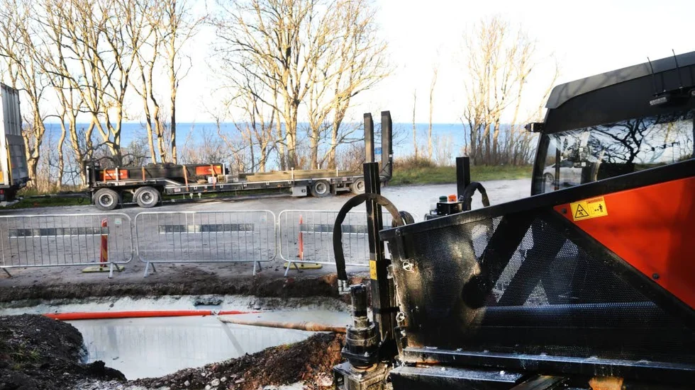 Hittills har borrningen hunnit en tredjedel ut till den röda bojen i Fridhemsviken. Till våren ska den nya kabeln ge säkrare fiberöverföring med högre kapacitet.