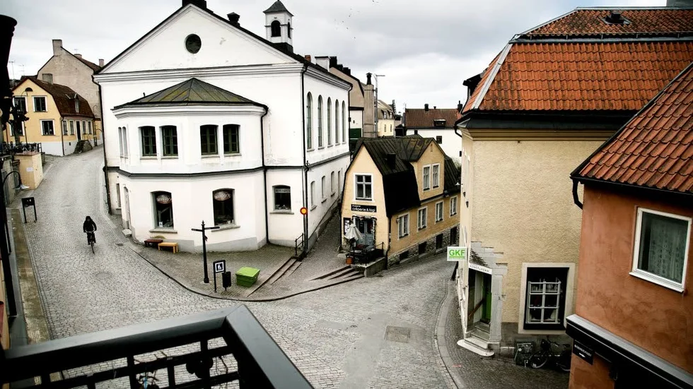 Det kan bli solpaneler på taken på husen i Visby innerstad.