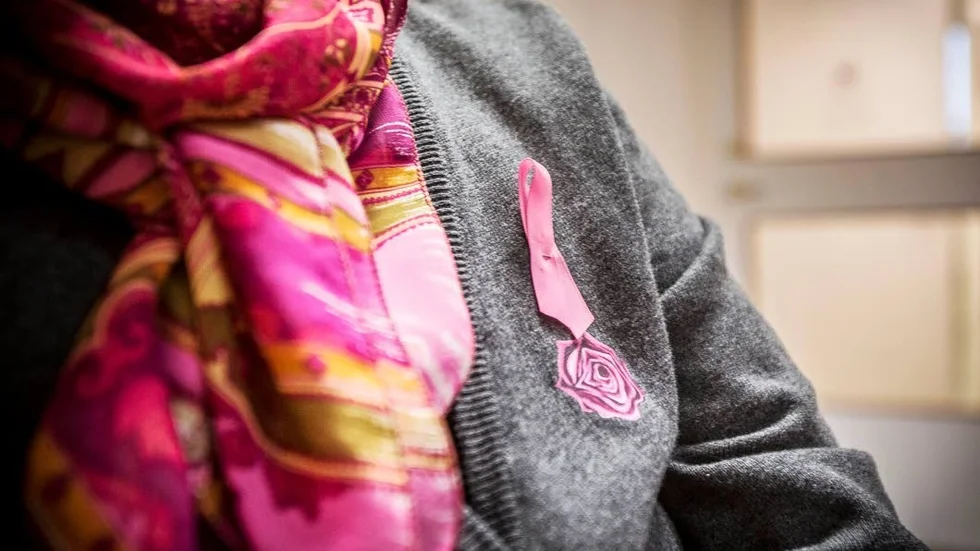 Rosa bandet-kampanjen genomförs under oktober varje år med syfte att finansiera cancerforskning, sprida kunskap och bedriva påverkansarbete.