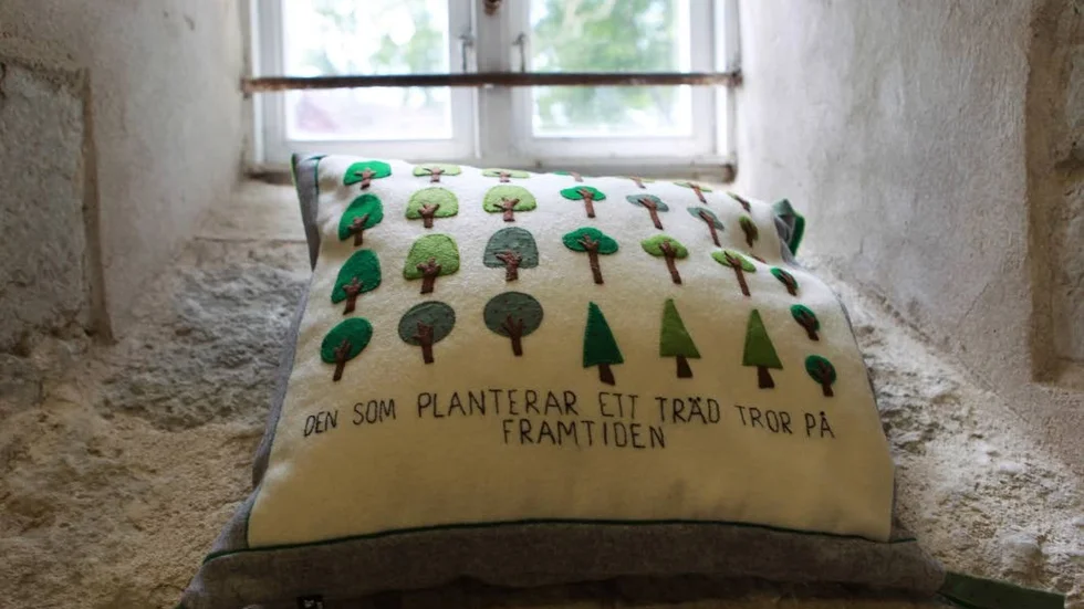 Kajsa Lignells kudde har motiv gjorda med både broderi och applikationer.