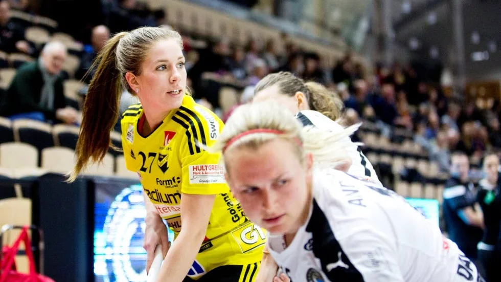 Punktmarkerad. Sara Steen togs hårt i Tibblehallen och fick lämna matchen mållös.
