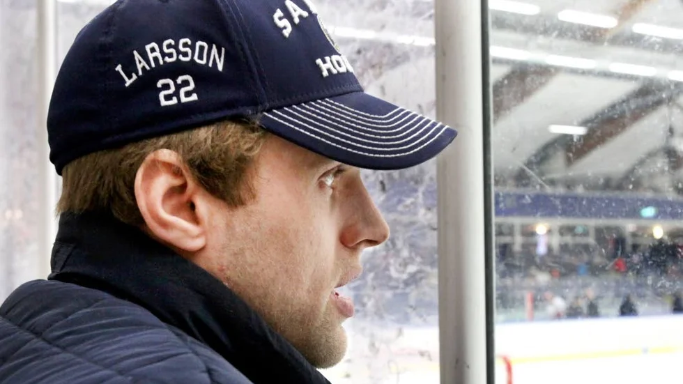 INGET BESKED. Efter nio matcher i Hockeytrean med Sudrets HC i höst, har Arvid Larsson fortfarande inte bestämt sig om det blir spel med Visby Roma. Kanske blir det Alltrean, med premiär i helgen, i stället för draghjälp åt Visby Roma.