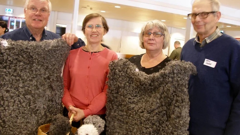 Till höger Marianne och Lars Nobell från Gotland, SM-vinnare. Till vänster Benny och Helen Averpil, Vallda söder om Göteborg, som kom tvåa. Helen Averpils korg med hundvalpar i lammskinn vann dessutom i klassen bästa fårskinnsprodukt, ett pris som röstades fram av publiken vid SM i fårskinn i Tranås i helgen.