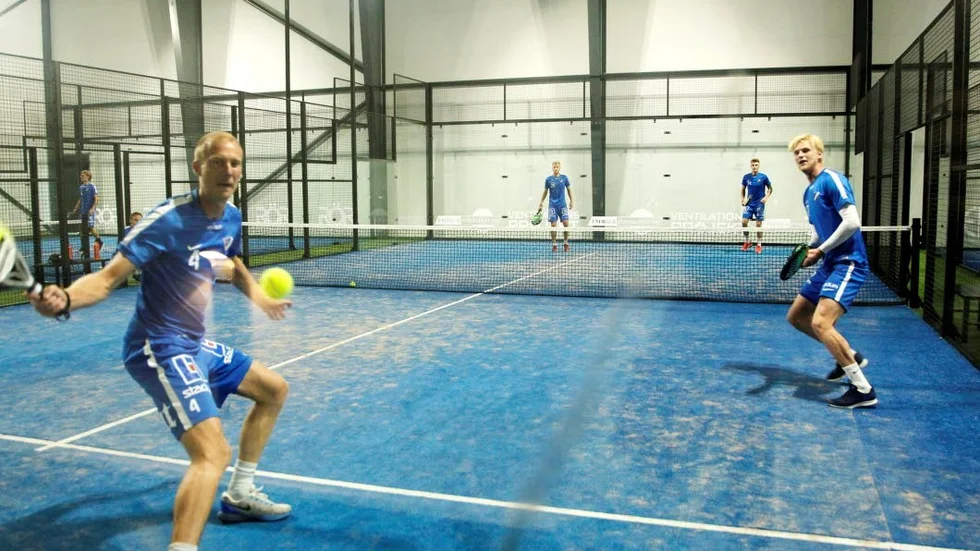Padelsporten påminner om en blandning av tennis och squash.