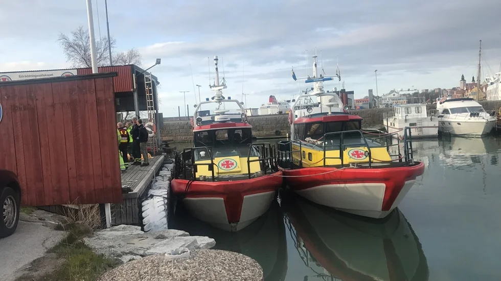 En person hittades på torsdagskvällen död i Visby hamn.