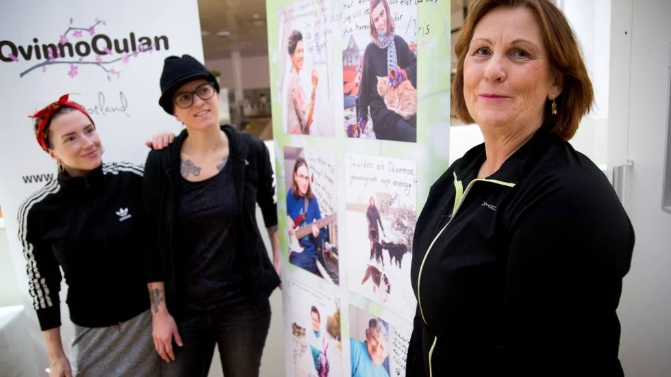 Elisabeth Nyberg är en av dem som är porträtterad i utställningen. I bakgrunden, Emily Evans och Josefin Ringbom som skapat utställningen.