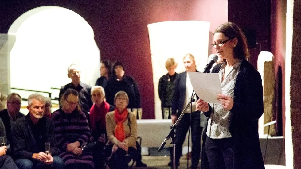 SMYGSTART. Det traditionella nyårstalet i Fornsalens bildstenshall hölls i år av tillträdande museichefen Susanne Thedéen.