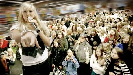 Populär. Sanna Nielsen drog storpublik när hon uppträdde bland köksgeråd, böcker och grönsaker i går eftermiddag.