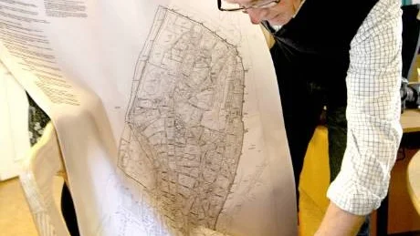 planenligt. En detaljplan med byggnadsordning för Visby innerstad har tagits fram av byggnadsantikvarie Maria Hallberg och biträdande stadsarkitekt Lars Grönberg.
