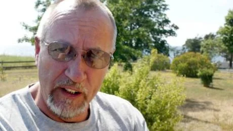 POSITIV. Yngve Martis bor alldeles intill Toftavägen och är positiv till fartkameror. Han kan från köksfönstret konstatera att en och annan kör för fort längs den aktuella vägen.              Foto: CHRISTER NILSSON
