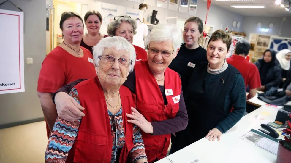 Arbetskompisar. Gertrud Boström kramas om av Britta Pettersson. Övriga på bilden är Ylva Andersson, Marlene Lindén, Ulla Pettersson, Veronica Magnusson, Frida Pettersson.