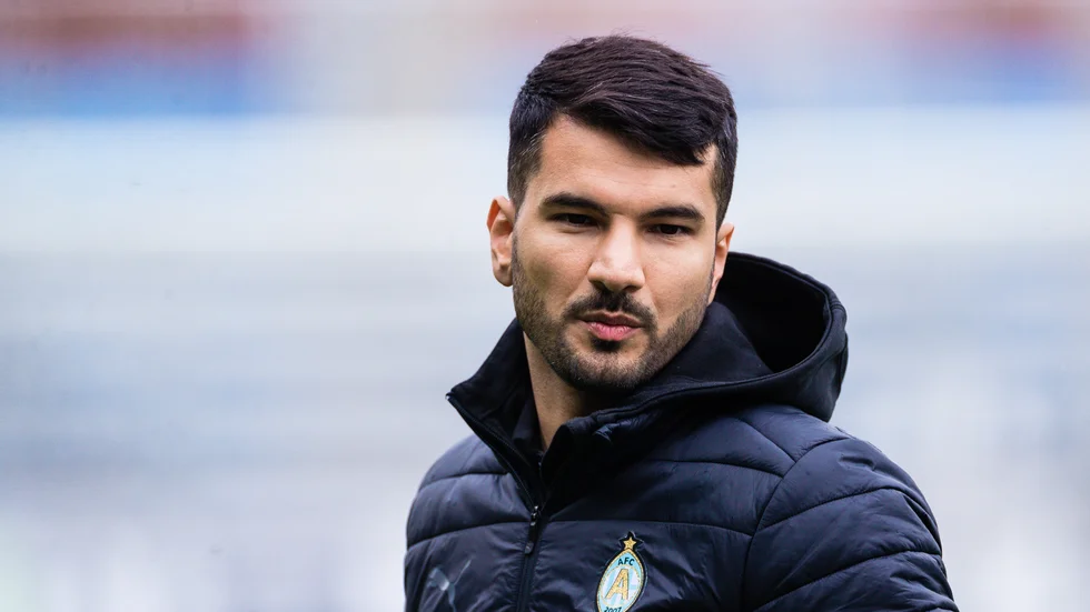 AFC:s tränare och sportchef Jawad Al Jebouri drar igång den gemmensamma träningen under fredagen och hoppas kunna presentera några nyförvärv inom kort..