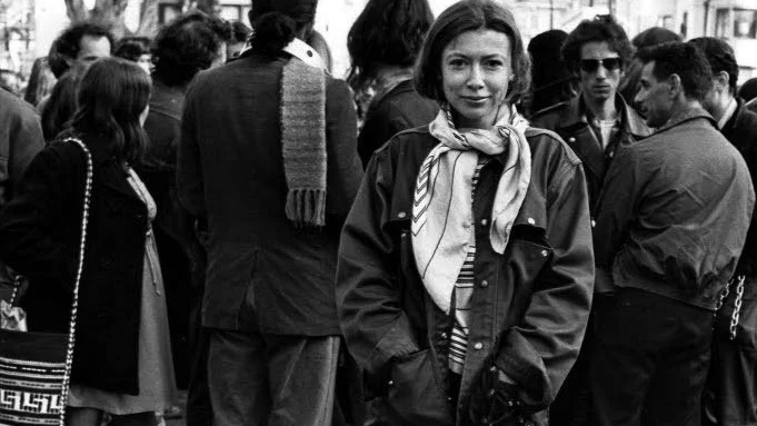 Joan Didion (1934–2021) var en amerikansk journalist, essäist och författare. Hon inledde sin bana på Vogue och debuterade som författare 1963 med romanen "Run river". Mest känd är hon för sina reportage och essäer.