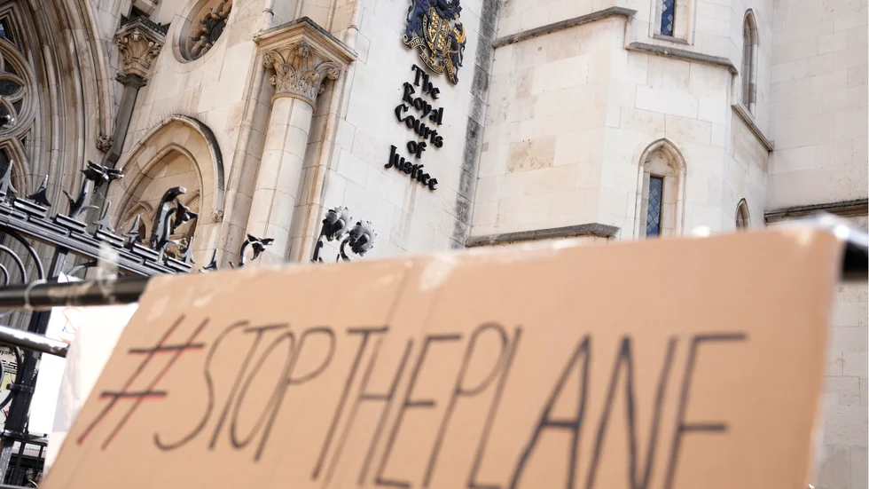 Protester utanför domstolen i London på måndagen. Arkivbild.