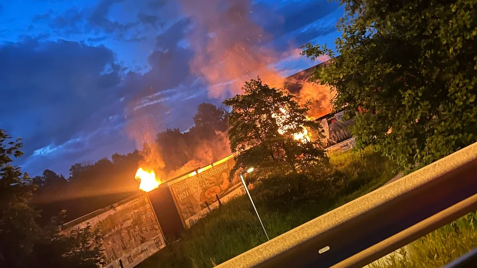 Två baracker totalförstördes i en brand under natten till tisdagen.