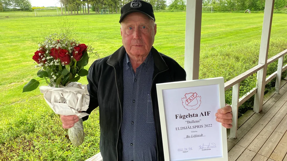 Bo Löfstedt i Motala AIF:s fotbollsklubb prisades på onsdagen med det tionde och sista Bullens eldsjälspris hos Faif på Sundsparken i Fågelsta. "Hedrande, många som skulle vilja ha det här priset", sade Maiflegendaren.
