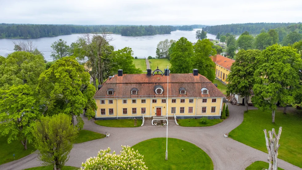 Herrgården ligger i Söderfors socken, på gränsen mellan Uppland och Gästrikland.