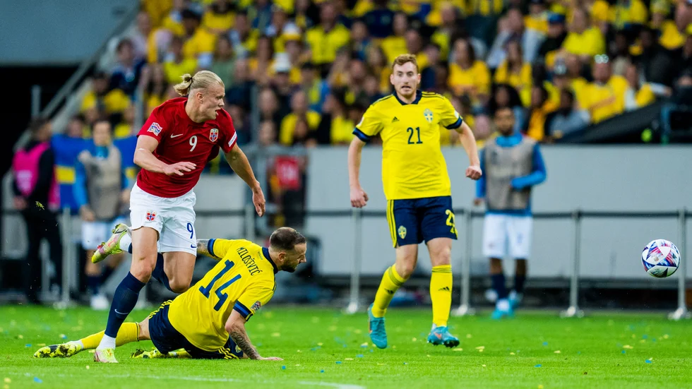 Erling Haaland och Alexander Milosevic i en duell.
