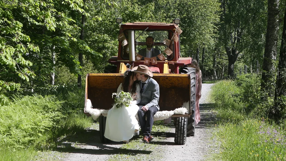 Sommar betyder bröllop. Här ett par från Motala.