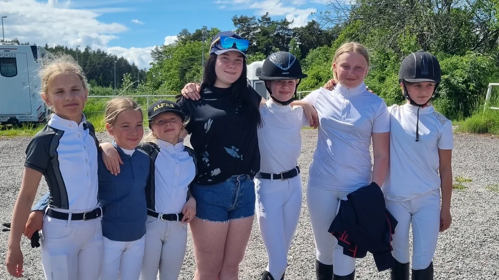 Det segrande VRF-laget i ponnyallsvenskan. Från vänster Irma Siverskog, Ester Ljungström, Märta Samuelsson, lagledaren Linnéa Gårdestig, Malin Gustafsson, Cajsa Widén, och Agnes Jönsson. 