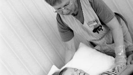 Väldigt många blir utslitna och mer eller mindre frivilligt går i pension i förtid. Det gäller inte minst kvinnor inom vård och serviceyrken. Vad är pensionsåren värda om de ska tillbringas med värktabletter och ständiga läkarbesök?
Något som fungerade bra var deltidspensionen. De som önskade fick gå ner på deltid under de sista åren.