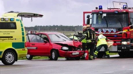 KROCK. Broväg i Visby fick stängas av i samband med en trafikolycka där en traktor och en personbil kolliderade i går.