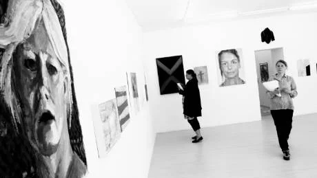 Flyttar. Galleriföreningen flyttar från delade lokaler till egna på Klosterbrunnsgatan. I dag är det vernissage på medlemsutställningen som visas över helgen i det gamla galleriet på Wallers plats.Foto: Henrik Radhe