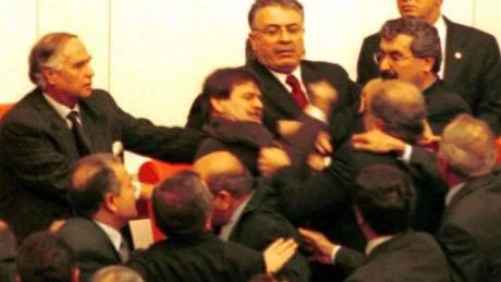 Fri debatt. Bilden är från Turkiets parlament där en debatt 2001 urartade i knytnävsslagsmål och glaskastning. En variant som glädjande nog förefaller vara långt i från sannolik på Gotland.FOTO:  AP Photo/Hurriyet/Scanpix