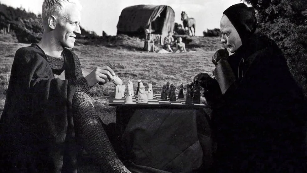 Schackscenen ur ”Det sjunde inseglet” ser ut att vara upplyst av två solar – ett medvetet drag från Gunnar Fischer och Ingmar Bergman. Max Von Sydow och Bengt Ekerot spelade riddaren och Döden.Foto: SF