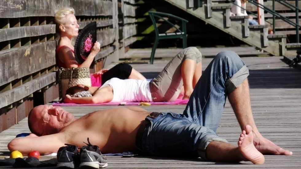 Solen är äntligen här. Många av oss har längtat så efter sommar att vi inte tänker på de risker som solen faktiskt innebär. Foto: Scanpix