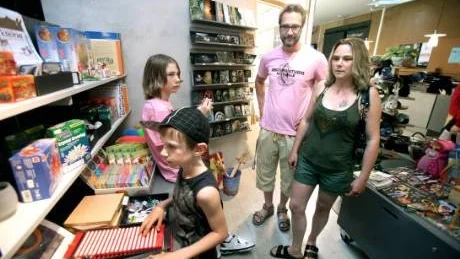 Lucas (närmast kameran), Kevin, Jimmy och Lena Östman från Tingstäde passade på att semestra på hemmaplan i går när de besökte Gotlands Museum. Lite billigare än vanligt var det, men det hade de ingen aning om när de åkte dit.