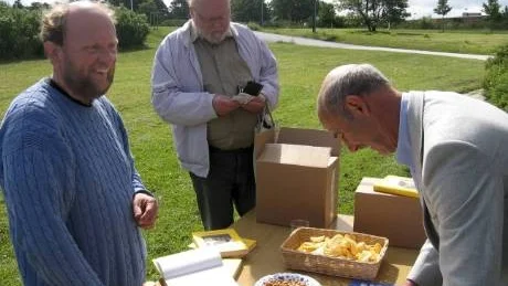 Boksläpp med cider och salta pinnar lockade Jakob Ronsten att bli den förste köparen av årets upplaga av Från Gutabygd 2009. I fjol medverkade han med en egen artikel i boken, men den här gången fick han plocka fram plånboken när redaktören Calle Brobäck och ordförande Jerker Eneqvist öppnat den första kartongen. foto: bengt Vallentinsson