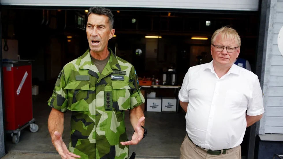 Överbefälhavare Micael Bydén och försvarsminister Peter Hultqvist (S).