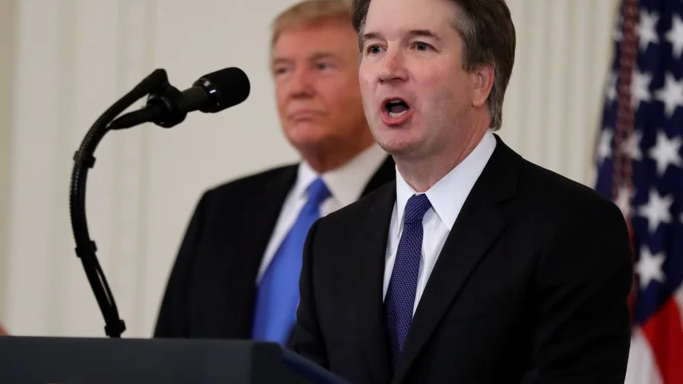 Brett Kavanaugh, konservativ domare som USAs president Donald Trump (i bildens bakgrund) nominerat till högsta domstolen.
