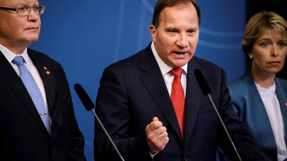 Brist på självkritik. Stefan Löfven under gårdagens presskonferens, här flankerad av försvarsminister i försvarsställning Peter Hultvist och Annika Strandhäll, befordrad till socialminister.