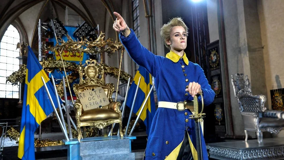 CAROLUS REX. Wera Svensson liknar dagens säkerhetspolitik med Karl XII:s. BIlden är från Dramaten-föreställningen ”Carolus Rex” Dramaten i Riddarholmskyrkan 2014.?