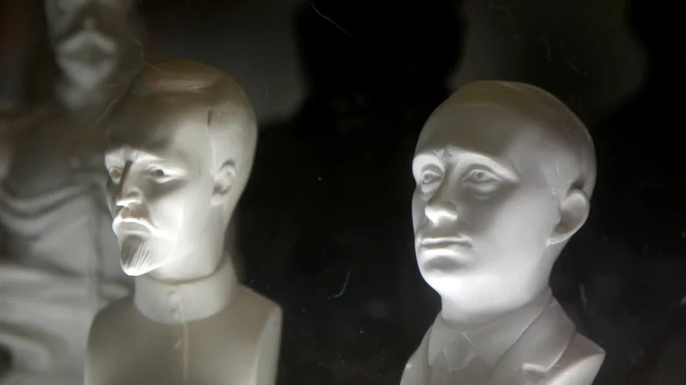 BYSTER. Marmorbyster föreställande KGB-grundaren Felix Dzerzhynsky och Rysslands president Vladimir Putin.