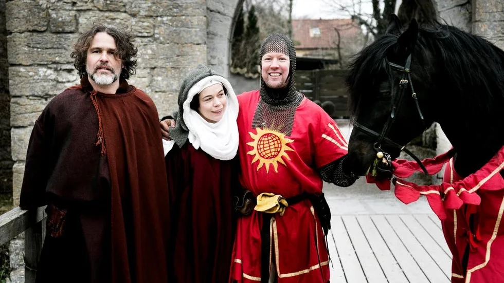 Julkalendern 2015 spelades delvis in på Gotland i februari. Erik Haag och Lotta Lundgren tillsammans med gotländske riddaren Fredrik Strange.