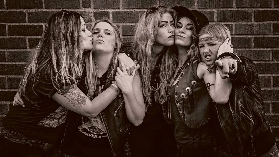 Hårdrock. Clare Cunningham, Filippa Nässil, Giorgia Carteri, Linda Ström, Tilda Stenqvist i Thundermother kommer till Rockskallen.?
