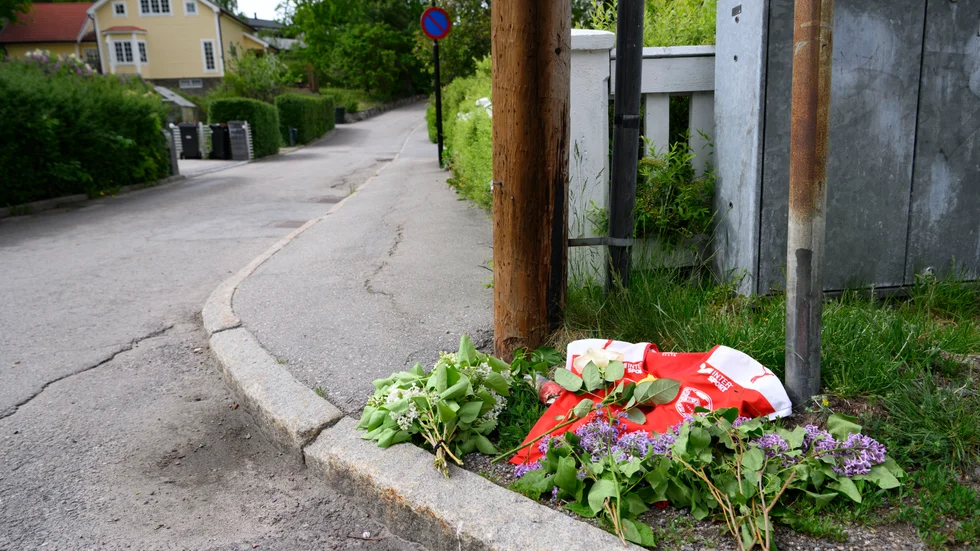 Blommor utanför huset i Stockholmsförorten Mälarhöjden där en kvinna i 40-årsåldern och ett barn i femårsåldern dog efter att ha misshandlats svårt.