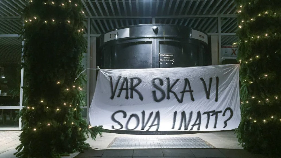 Målet att kunna tjäna pengar genom att arbeta här på Gotland kan vara svårt att uppnå. När det inte går kan en kopp i handen vara den enda chansen att få tag i pengar, skriver Saga Carlgren.