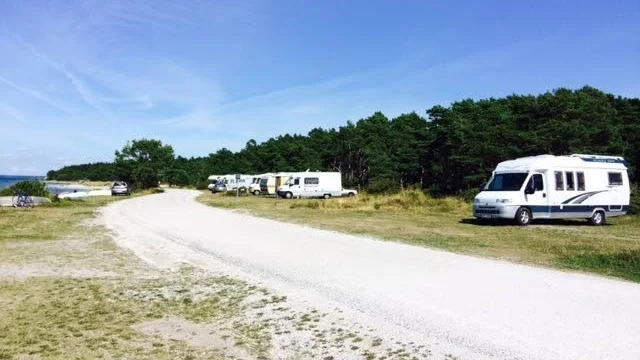 En läsare skickade in en bild från Ekstakusten, där husbilar och husvagnar står uppställda.