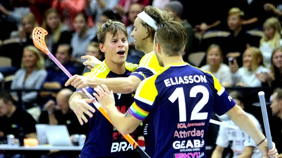Patrik Jansson (till vänster) firar ett mål i Visby IBK, här med Wilmer Viinamäki och Jesper Eliasson.